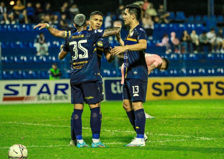 Los futbolistas del Sportivo Trinidense celebran un gol en el partido de los octavos de final de la Copa Paraguay 2023 en el estadio Luis Alfonso Giagni, en Villa Elisa.