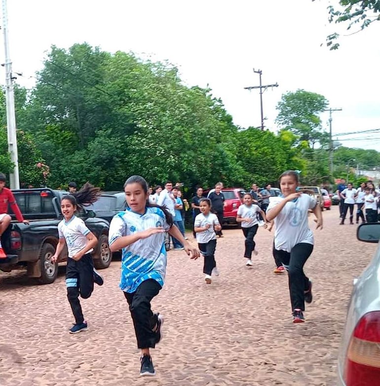 En la escuela-colegio Virgen Poderosa se fomenta la práctica de la carrera a pie.