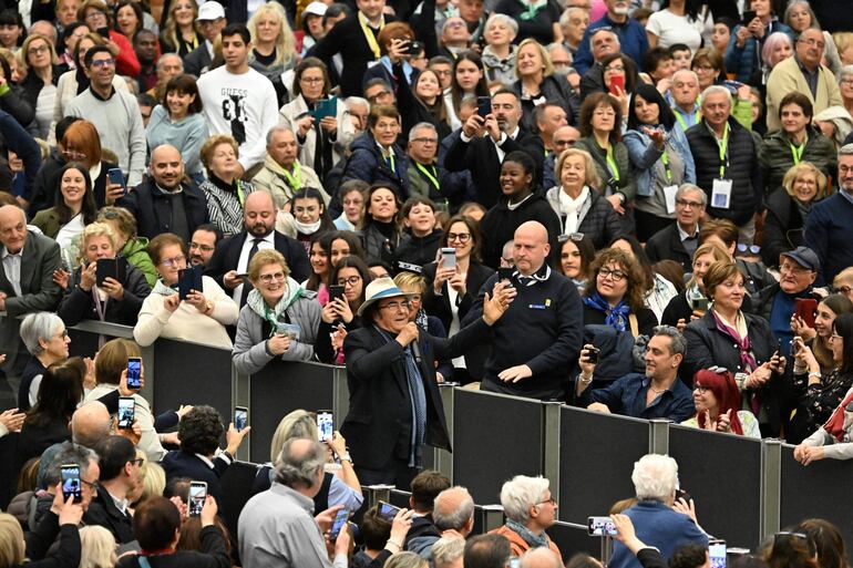 El tenor y actor italiano Al Bano (C) participó de la reunión del papa Francisco con abuelos y nietos. 