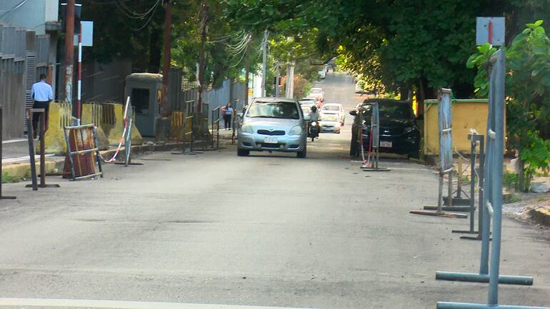 Despeje de calles, sacando los cajones de madera, en los alrededores del Palacio de Justicia por parte del personal municipal, en el marco de la implementación del estacionamiento tarifado en Asunción. (Archivo).