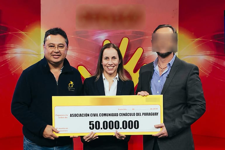 Momento en que el matrimonio Leite-Serrati recibió el cheque simbólico por G. 50 millones de donación.