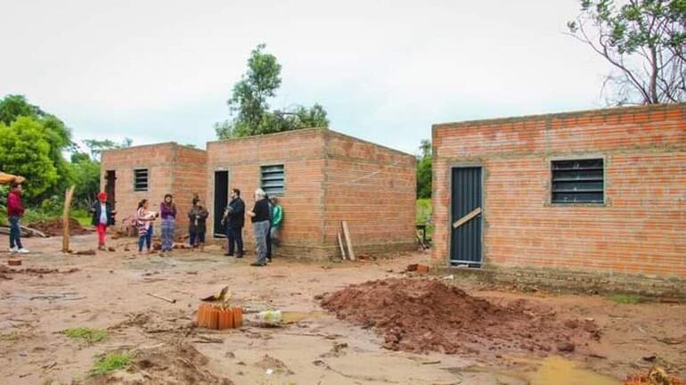 Construyen viviendas a tres familias que vivían en el mercado de San Roque González.