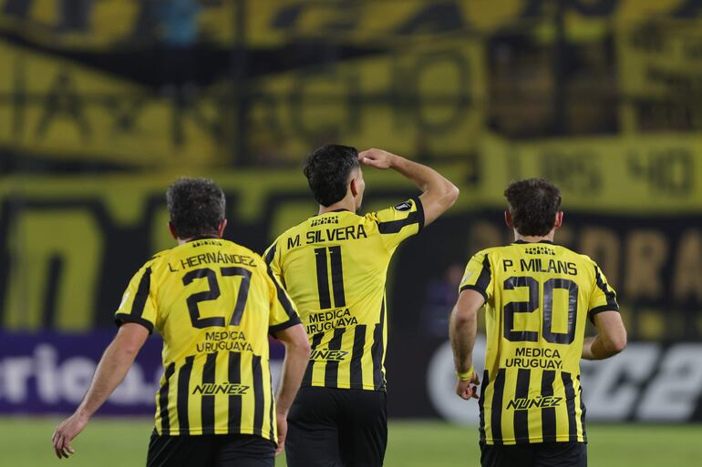 Maximiliano Silvera (c), Lucas Hernández Perdomo (i) y Pedro Milans de Peñarol celebran un gol este martes, en un partido de la fase de grupos de la Copa Libertadores entre Peñarol y Atlético Mineiro en el estadio Campeón del Siglo en Montevideo (Uruguay).