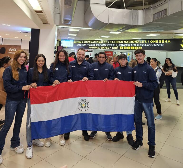 La delegación nacional Sub 14 de tenis, con cinco jugadores, tres niñas y dos varones.