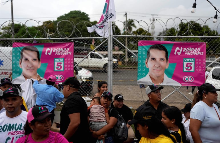 Los partidarios del candidato presidencial de Panamá por el partido Cambio Democrático, Rómulo Roux, asisten a un mitin de cierre de campaña en La Chorrera, Panamá.