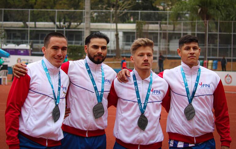 Los medallistas de plata, César Almirón (21 años), Misael Zalazar (26), Alexis Wolk (24) y Fredy Maidana (29) recordistas del relevo 4x100 en el Sudamericano de Brasil. @FPA