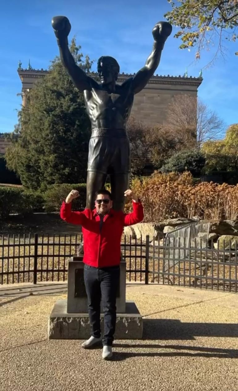 El diputado "Juanchi" Maciel posando frente a la estatua de "Rocky".