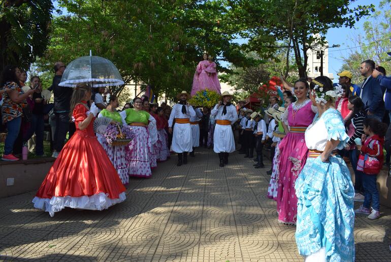 Bailarines vestidos con trajes típicos acompañaron la procesión de la santa patrona de Luque, la Virgen del Rosario.