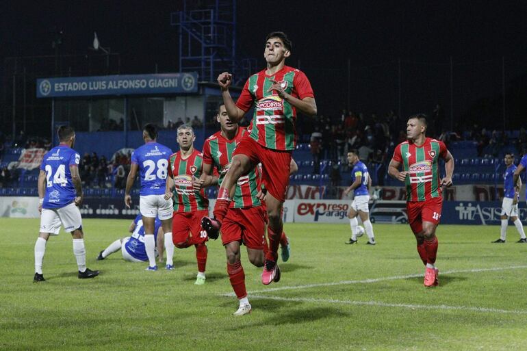 El zaguero central Líder David Cáceres  festeja su gol, el primero de Tembetary en  Villa Elisa.  (Foto: APF)