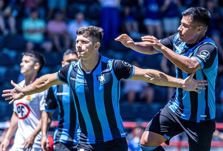 Cris Martínez celebra su gol para Huachipato.