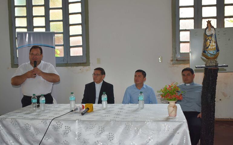 El rector del santaurio de la Virgen del Paso, Pbro. Cirilo Apodaca, junto al administrador de la diócesis de Villarrica, Pbro. Blas Arévalos; el Intendente de Itapé, Ignacio Rotela (PLRA), y Pbro. Gabriel Cáceres, durante el lanzamiento del "Operativo Itapé 2023".