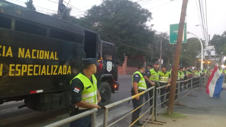 Policías resguardan la casa de Horacio Cartes.