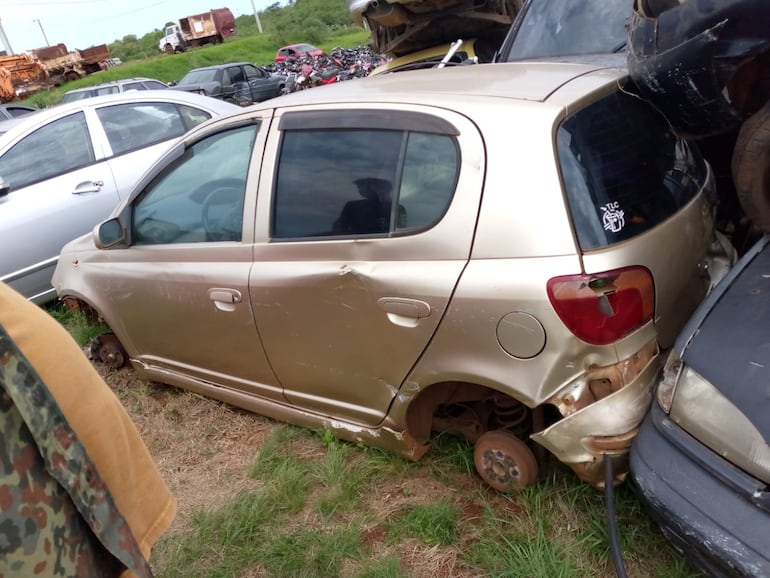 Mujer denuncia que desaparecieron múltiples piezas de su automóvil que estaba en el corralón municipal de Encarnación.