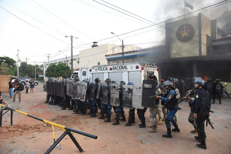 Policías antimotines hacían presencia en la penitenciaría de Tacumbú, en medio del amotinamiento protagonizados por reclusos.
