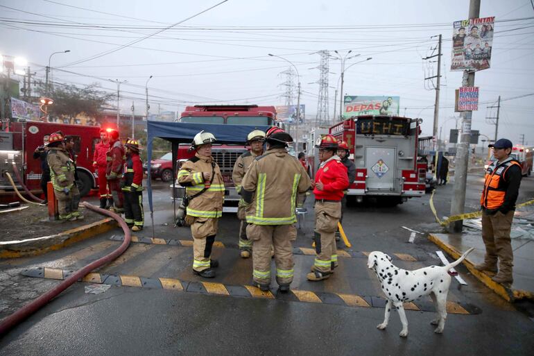 Bomberos atienden este martes la emergencia ocasionada por una explosión ocurrida el día de ayer en una estación de servicio de combustible en Lima (Perú).