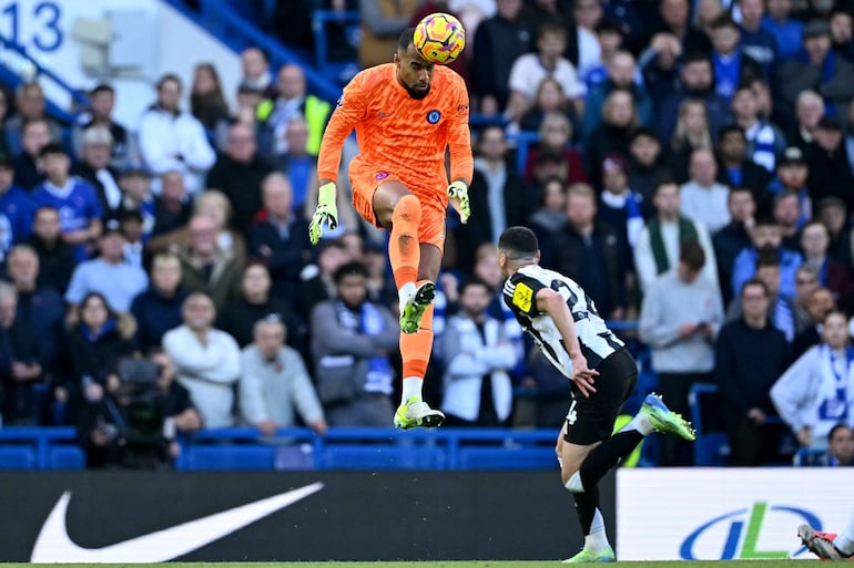 Chelsea's Spanish goalkeeper #01 Robert Sanchez headers a ball from Newcastle United's Paraguayan midfielder #24 Miguel Almiron during the English Premier League football match between Chelsea and Newcastle United at Stamford Bridge in London on October 27, 2024. (Photo by JUSTIN TALLIS / AFP) / RESTRICTED TO EDITORIAL USE. No use with unauthorized audio, video, data, fixture lists, club/league logos or 'live' services. Online in-match use limited to 120 images. An additional 40 images may be used in extra time. No video emulation. Social media in-match use limited to 120 images. An additional 40 images may be used in extra time. No use in betting publications, games or single club/league/player publications. / 