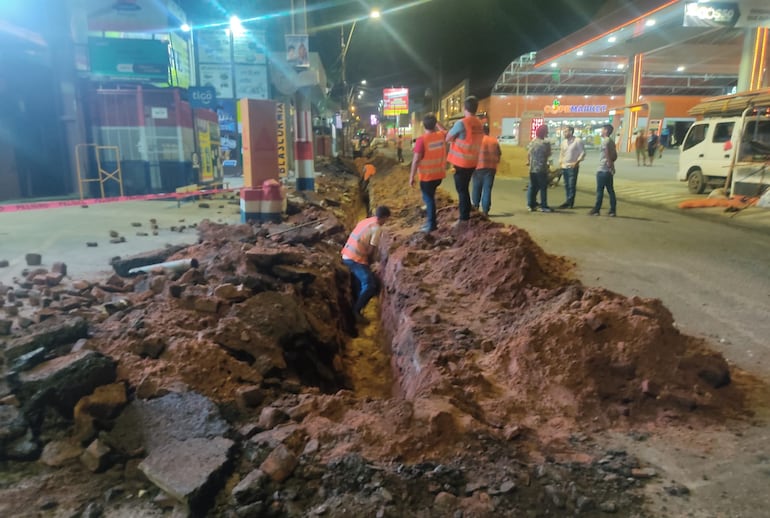 Se inició trabajo nocturno de cambio de cañería en San Lorenzo