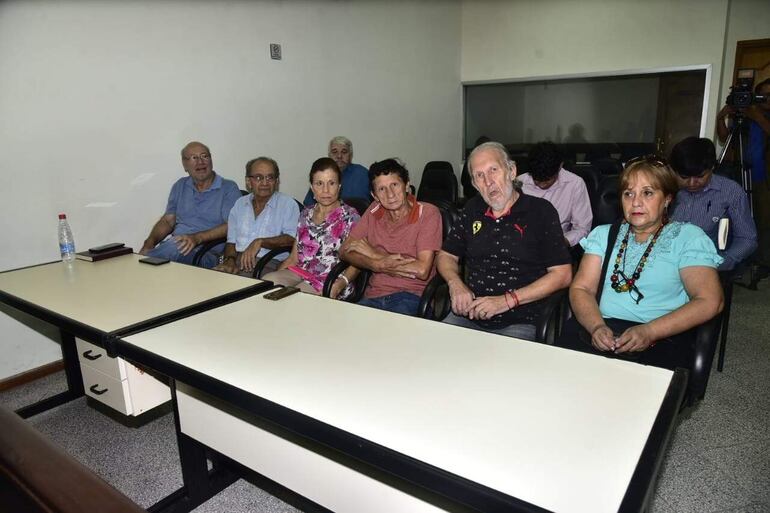 Los hermanos Carlos Ernesto (remera negra) y Luis Alberto Casco (de remera marrón), víctimas de tortura, minutos antes de conocer la sentencia del tribunal.