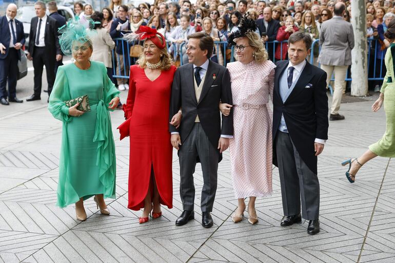 El alcalde de Madrid, José Luis Martínez-Almeida, posa con sus hermanos, incluida la madrina del enlace, Casilda Martínez-Almeida (2i), y Magdalena Martínez-Almeida (2d) a su llegada a la iglesia de San Francisco de Borja de Madrid.