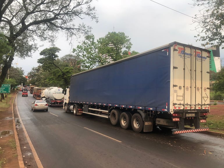 Los camiones sobre la Ruta PY02 en Ciudad del Este, a la espera para cruzar hacia Brasil.