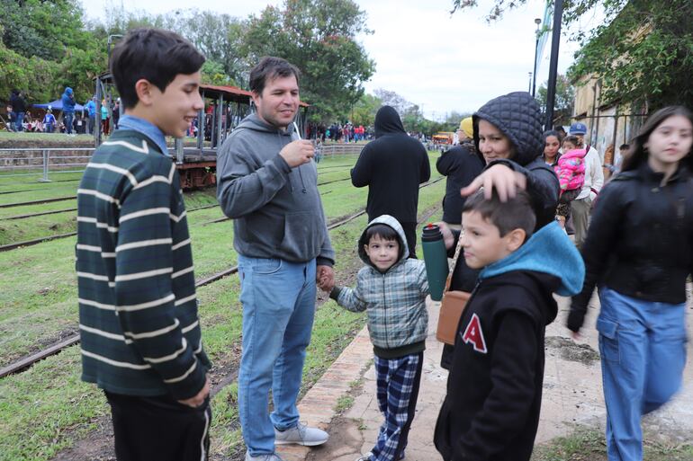 Familia. Jorge Ríos y Lorena Ibarrola con sus hijos Herbert,  Enzo y  Gian  quienes vieron por primera vez un tren moviéndose.