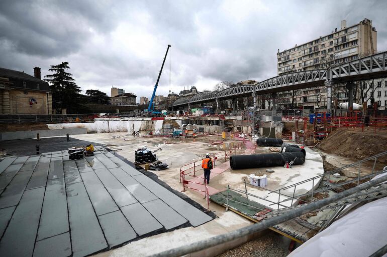 Un visitante camina durante una visita al sitio de construcción de la cuenca Austerlitz de 30 metros de profundidad, una cuenca de tratamiento y almacenamiento de agua del río Sena, con el objetivo de limpiar el río para los Juegos Olímpicos de París 2024.