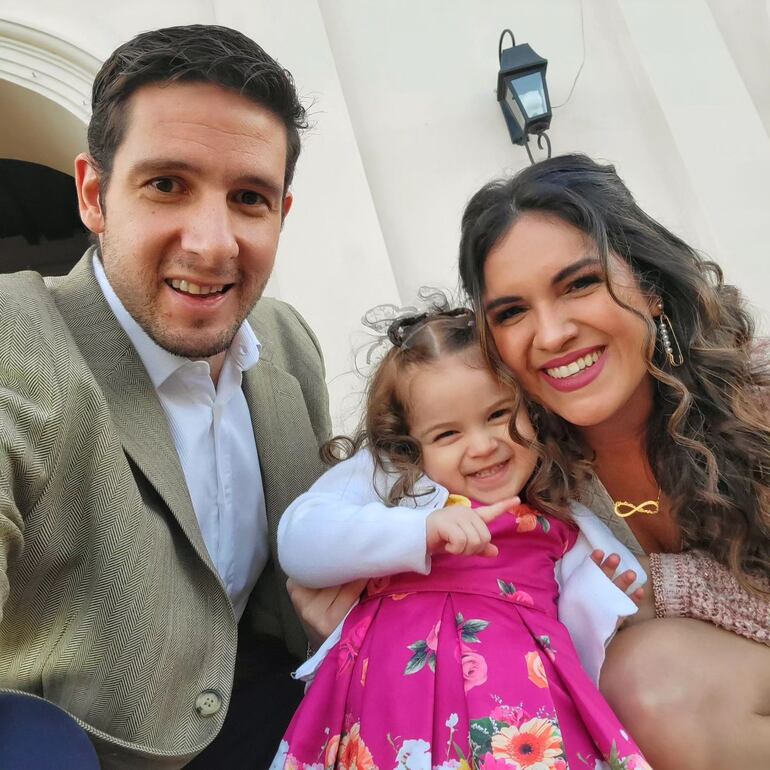 El cumpleañero Benjamín Hockin con su hija Sienna y su esposa Giulietta Mora.