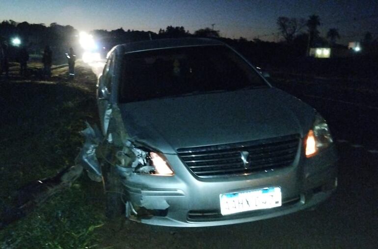 El automóvil quedó con daños materiales tras el choque.