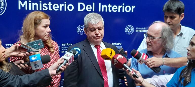 De izquierda a derecha la doctora María Teresa Bazán ministra de Salud Enrique Riera Escudero ministro del Interior y el doctor Manuel Fresco director del  Centro de Adicciones.