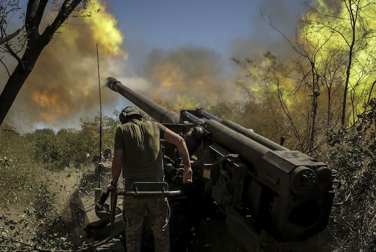 La Brigada Mecanizada de Defensa de Ucrania dispara en zona de Donetsk, región ucraniana ocupada por Rusia.