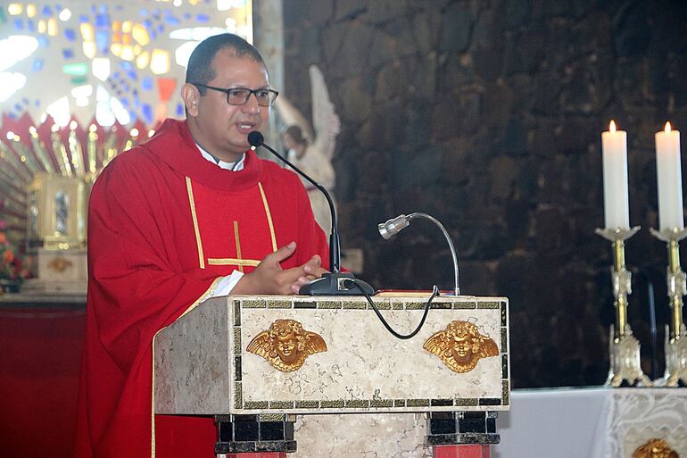 Padre Ernesto Zacarías, párroco de la Catedral de Ciudad del Este.