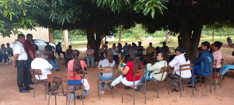 Padres de familia de la escuela Juana Pabla Carrillo de la compañía Oriental continúa con la medida de protesta