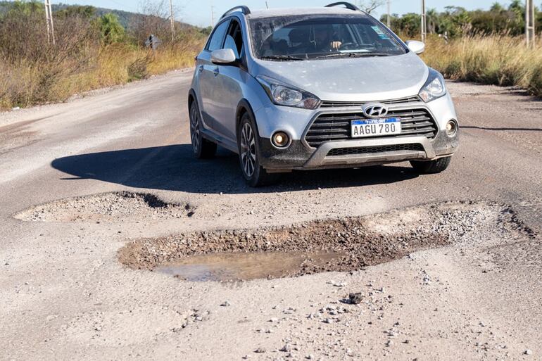 Los conductores pasan un peligro en la "nueva" carretera. 