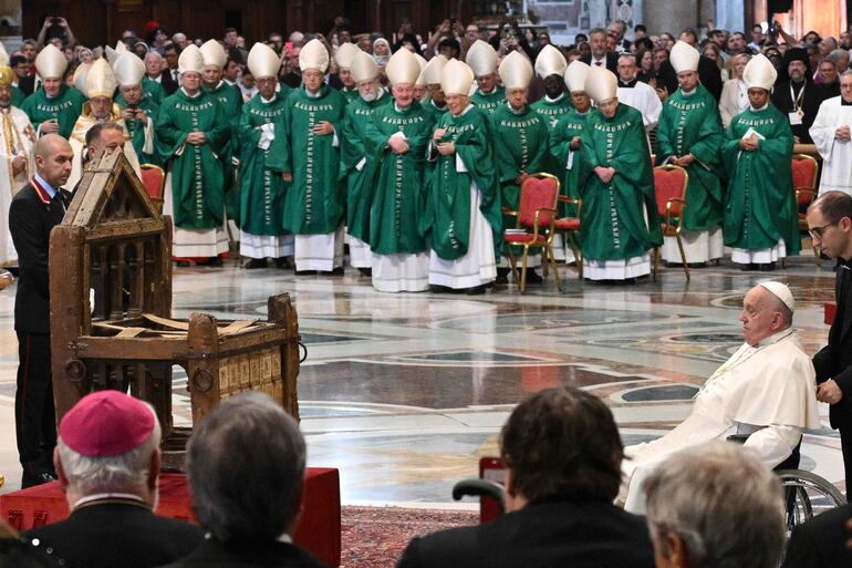 El papa Francisco y los obispos (al fondo) reunidos en la Santa Sede. (archivo)