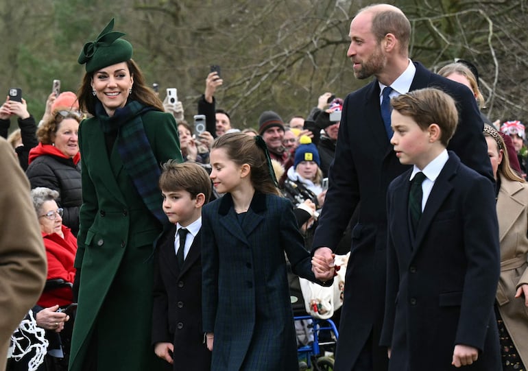 Los príncipes de Gales, Kate y William, llegaron al templo con sus hijos Louis, Charlotte y George. (Oli SCARFF / AFP)