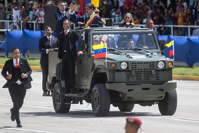 El presidente de Venezuela Nicolás Maduro (c) dijo que el bastón de mando de comandante en jefe de las Fuerzas Armadas seguirá en "buenas manos" en los años que están por venir y -dijo- "jamás" caerá en manos de un "oligarca".