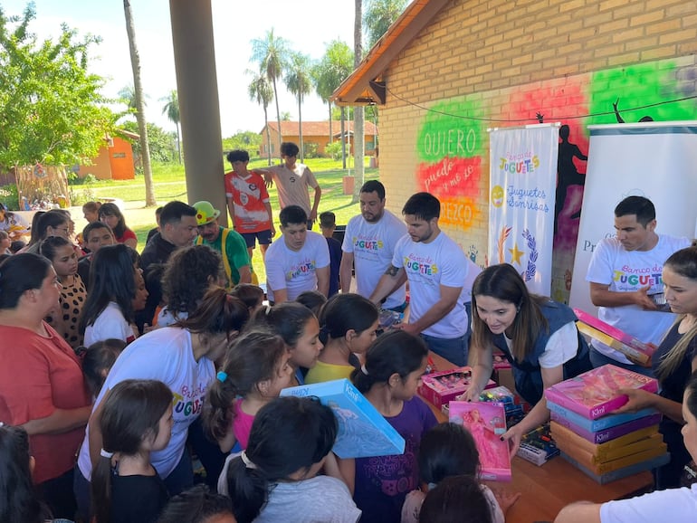 Banco de Juguetes llevó alegría a un centro de convivencia