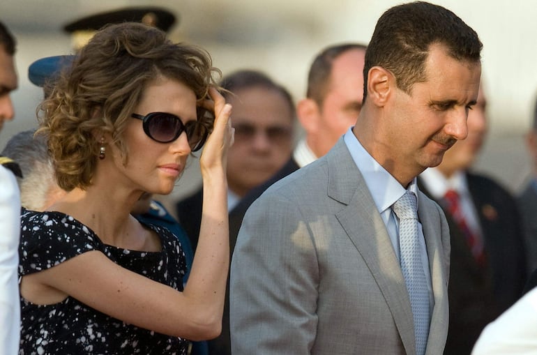 El expresidente de SIria, Bashar al-Assad (d) y su esposa, Asma al-Assad.