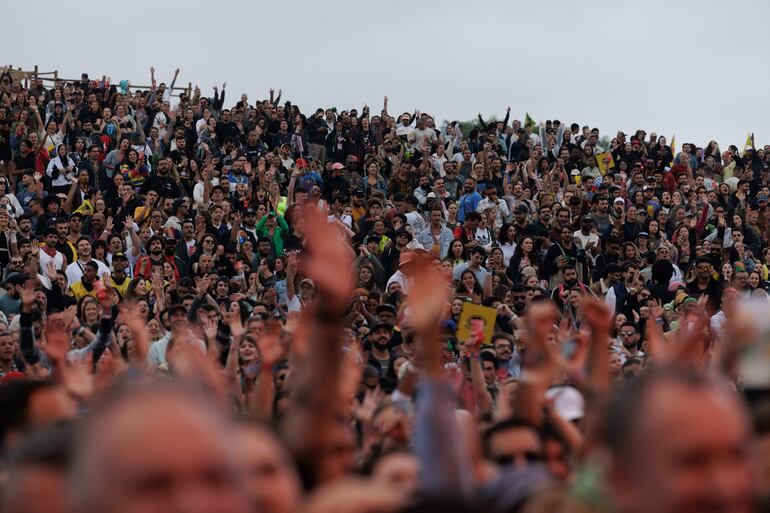 Miles de personas asistieron al Festival Lollapalooza en Brasil, que estuvo marcado por las lluvias.