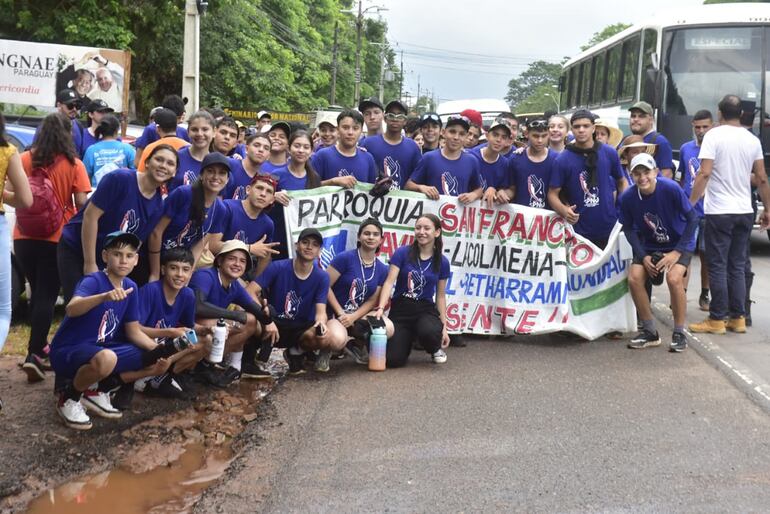 Jóvenes de La Colmena se aprestan para peregrinar.