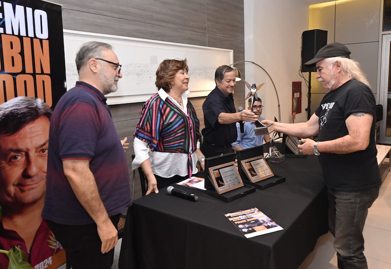 Nicodemus al momento de recibir su prestigioso galardón.