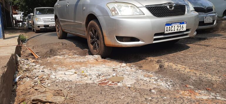 La calle Juan Silvano Godoy se encuentra en el microcentro de San Lorenzo, y está en estas condiciones.