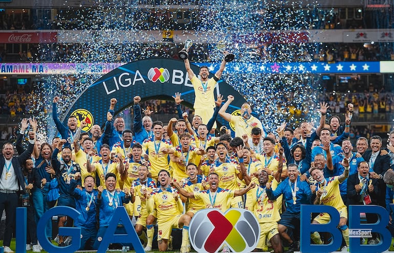 Los jugadores del América celebran la conquista del torneo Clausura 2024 en el estadio Azteca.