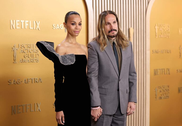 Zoe Saldaña y Marco Perego llegaron de la manito a la 31ª edición anual de los Screen Actors Guild Awards (SAG) en el Shrine Auditorium y Expo Hall.