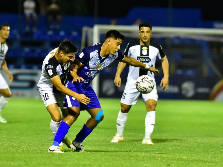 Diego Barreto (d), futbolista de Sportivo Ameliano, lucha por el balón en el partido contra Tacuary en el Luis Alfonso Giagni, en Villa Elisa.