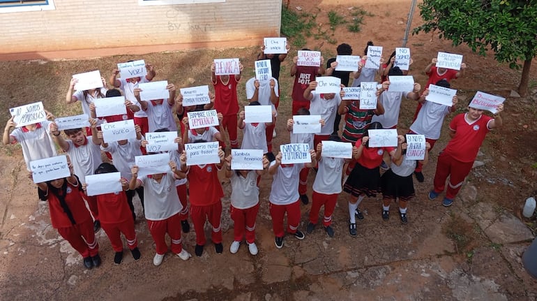 Estudiantes del Colegio Nacional República Dominicana, de Fernando de la Mora, protestan contra Hambre Cero.