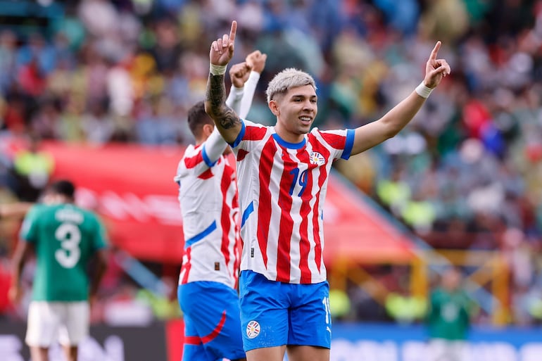 Julio Enciso, jugador de Paraguay, celebra un gol en el partido frente a Bolivia por la fecha 12 de las Eliminatorias Sudamericanas 2026 en el estadio Municipal, en El Alto, Bolivia.