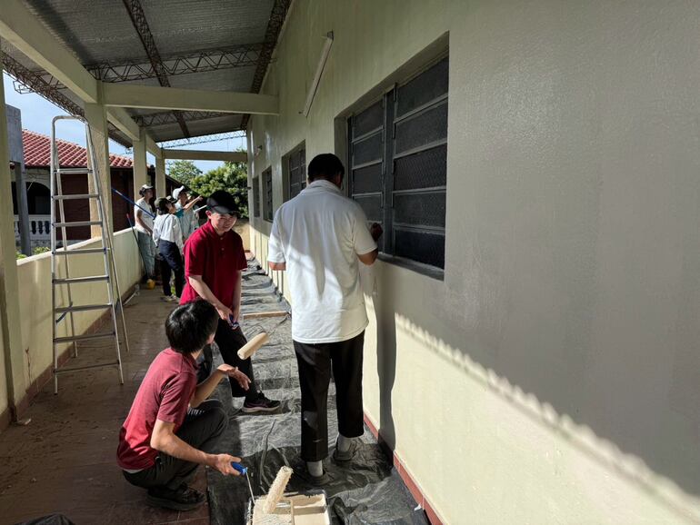 Lo jóvenes extranjeros de diferentes nacionalidades trabajaron durante dos en la renovación de pintura del colegio.