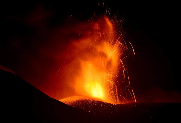 Erupción del volcán Etna vista desde cerca de Fornazzo, isla de Sicilia, Italia, durante la noche del 4 al 5 de julio de 2024.