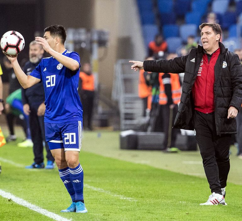 El entrenador de la selección paraguaya, Eduardo Berizzo, dando indicaciones
 al lateral izquierdo de la selección nacional Blas Riveros. (EFE)